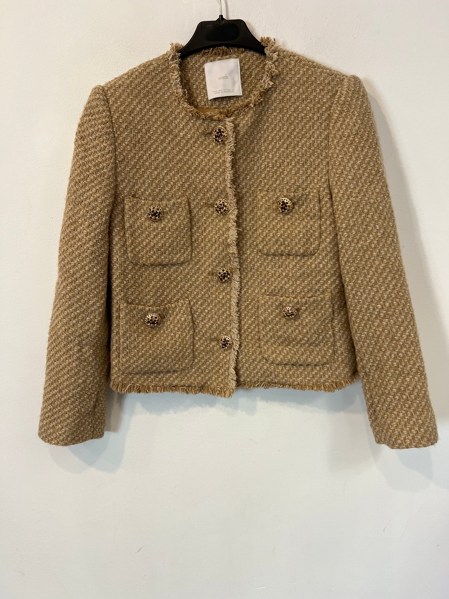 MANGO. Chaqueta tweed botones joya