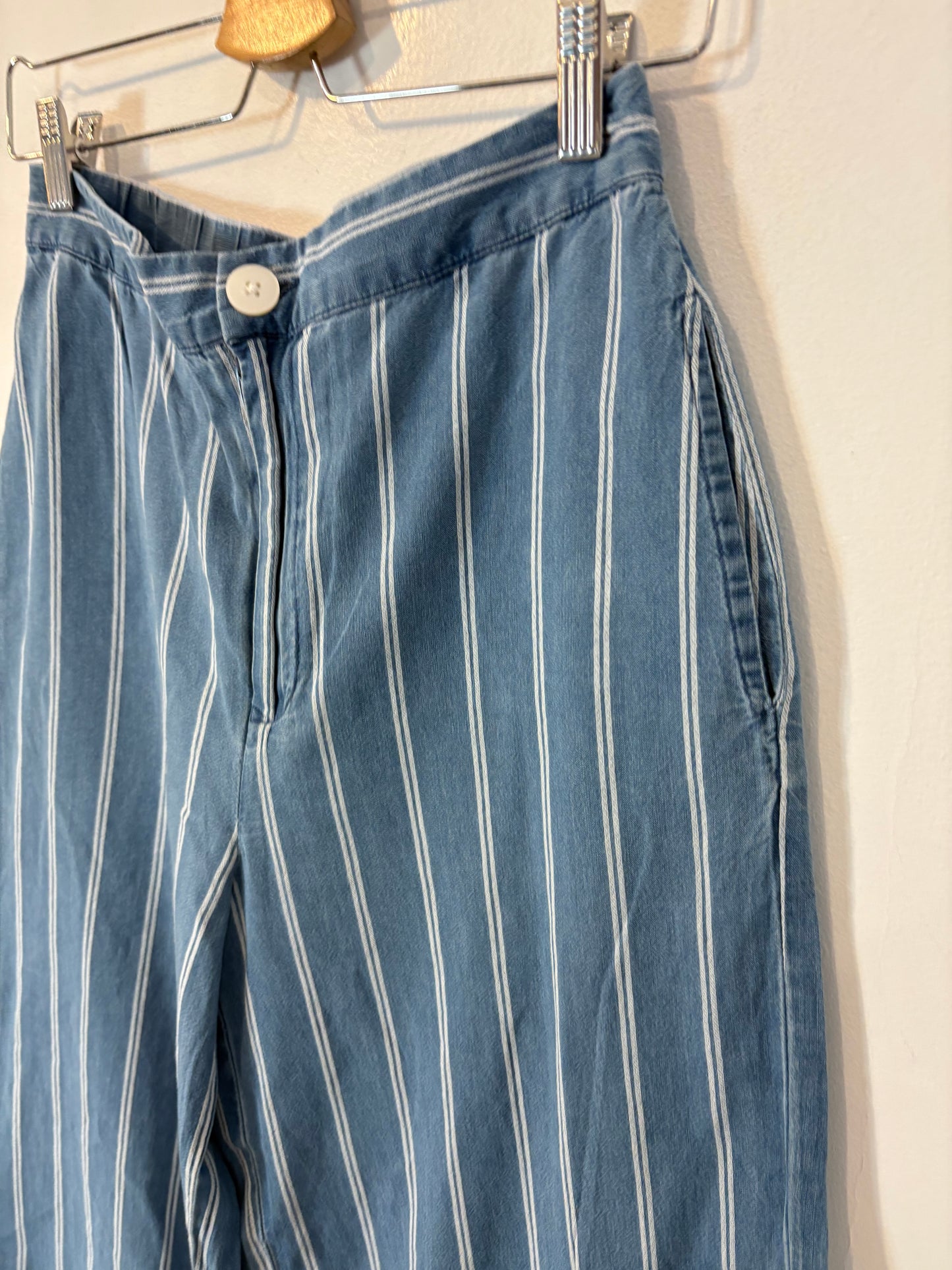 DES PETITS HAUTS. Conjunto denim ligero rayas