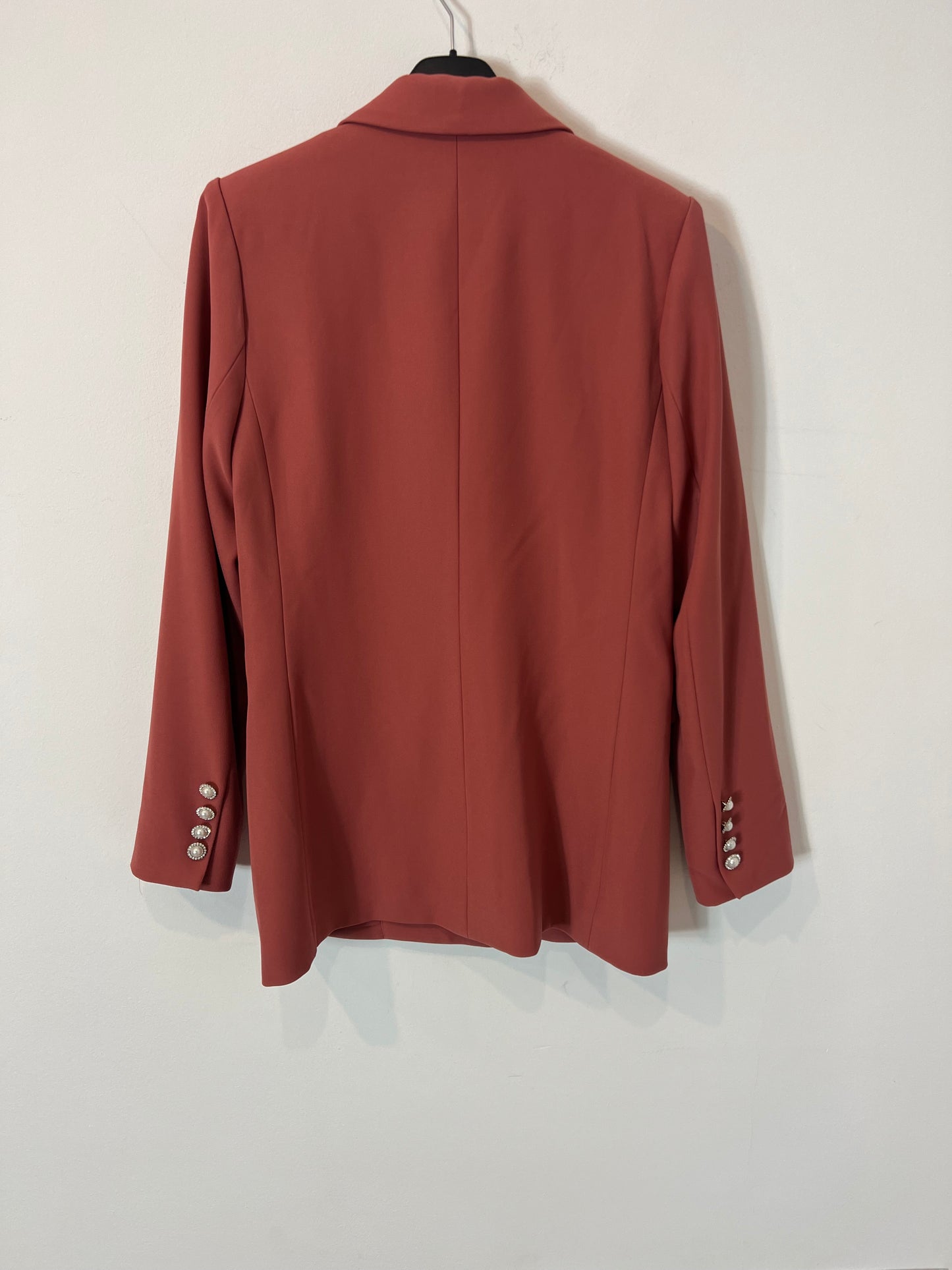 BRUNA. Total dark pink look with details. TS