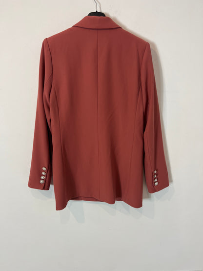 BRUNA. Total dark pink look with details. TS