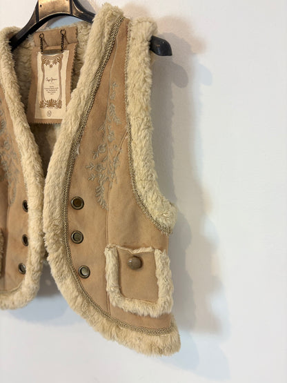PEPE JEANS. Embroidered faux leather vest. TM