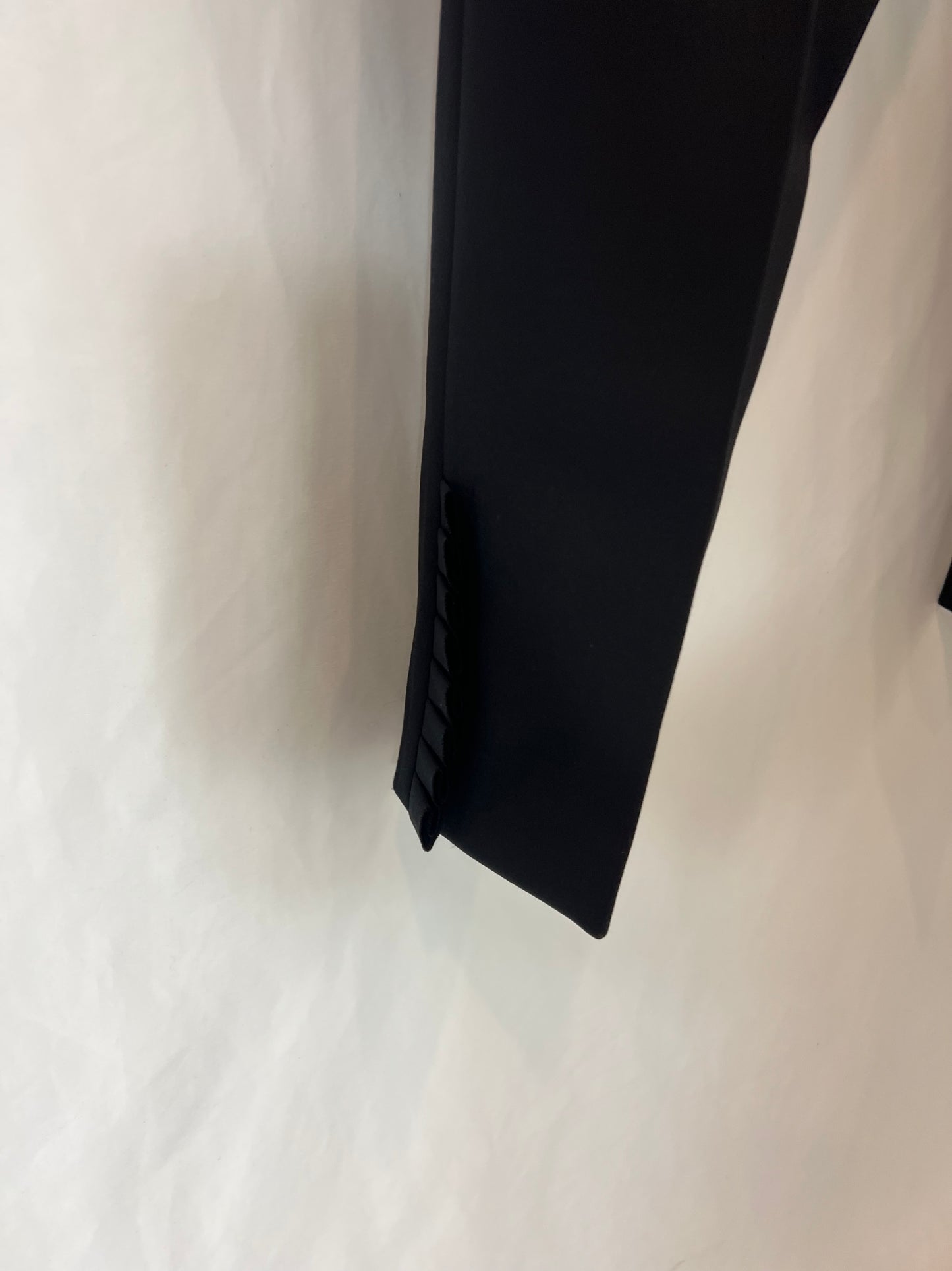 UTERQÜE. Trousers with pleats and ankle details. TL