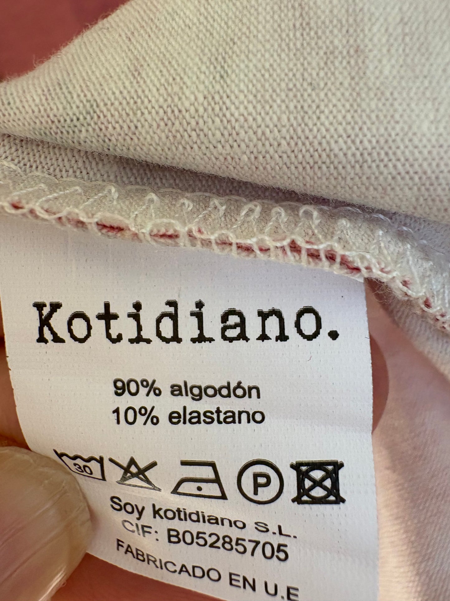 KOTIDINAO. Camiseta flores detalle hombro