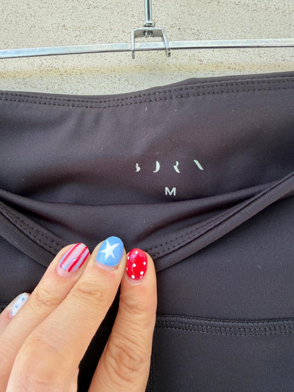 BORN LIVING YOGA.  Legging negro linea dorada. T M