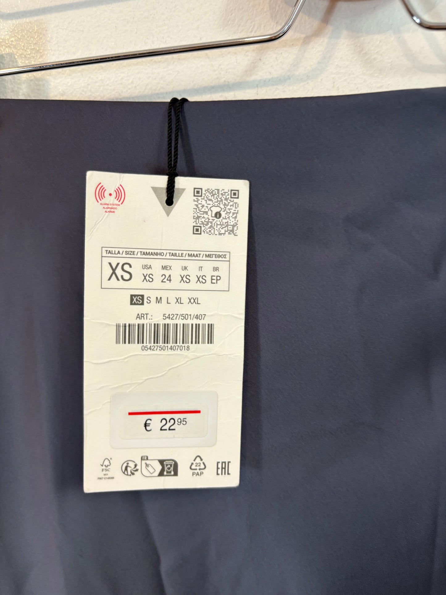 ZARA. Falda midi azul fluida.