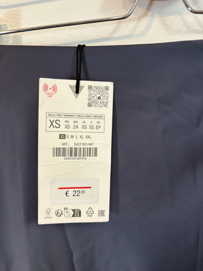 ZARA. Falda midi azul fluida.