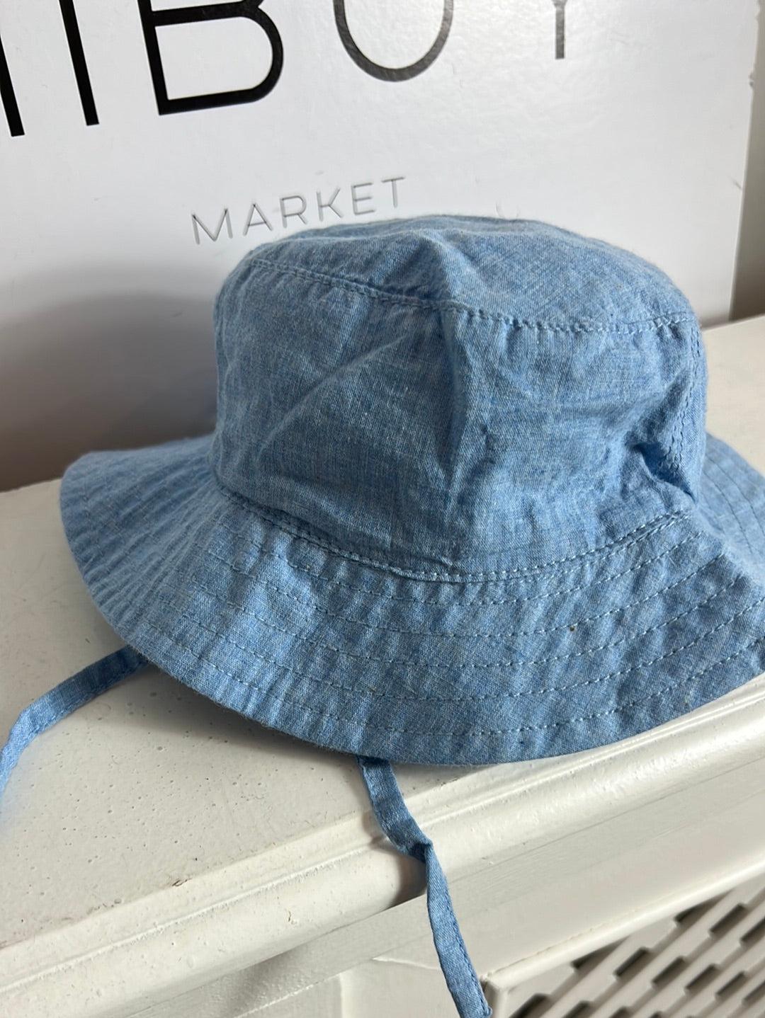 H&M. Bucket azul estilo denim. T 6-9  meses