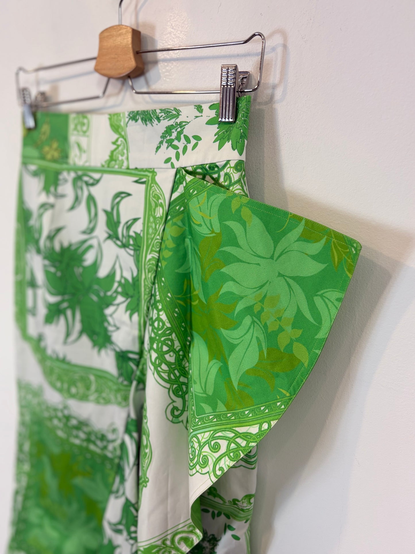 SILVIA TCHERASSI. Falda midi estampado verde.asimétrica. T S