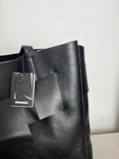 MANGO. Bolso shopper negro piel