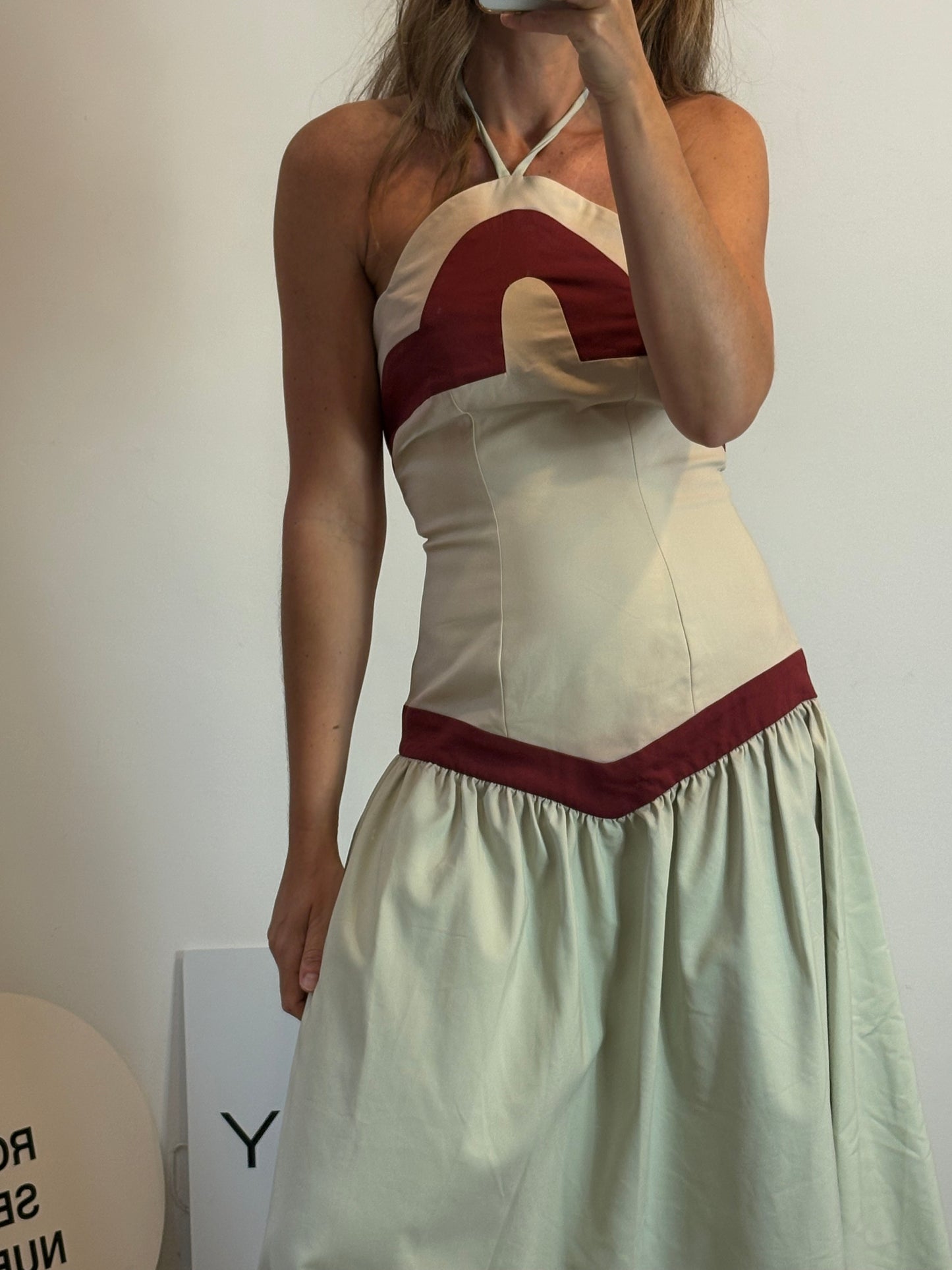 IQ COLLECTION. Vestido tricolor vuelo