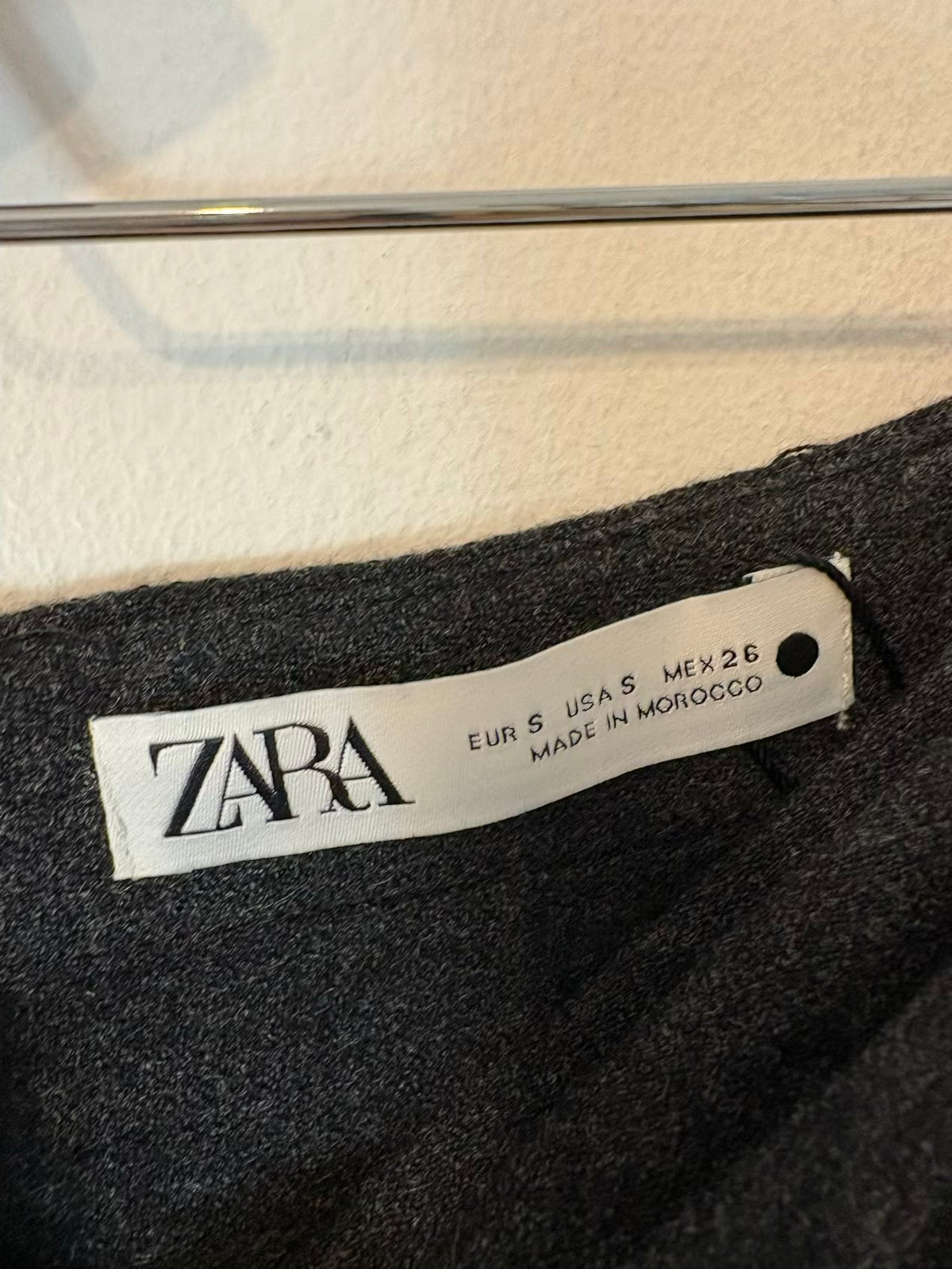 ZARA. Falda midi gris nudo