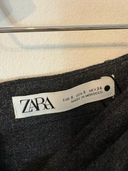 ZARA. Falda midi gris nudo