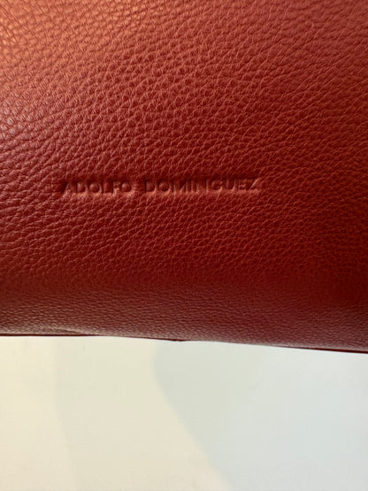 ADOLFO DOMINGUEZ. Bolso piel burdeos doble asa