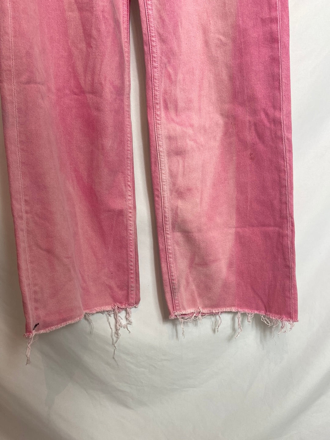 ZARA. Pantalones denim rosa T.36