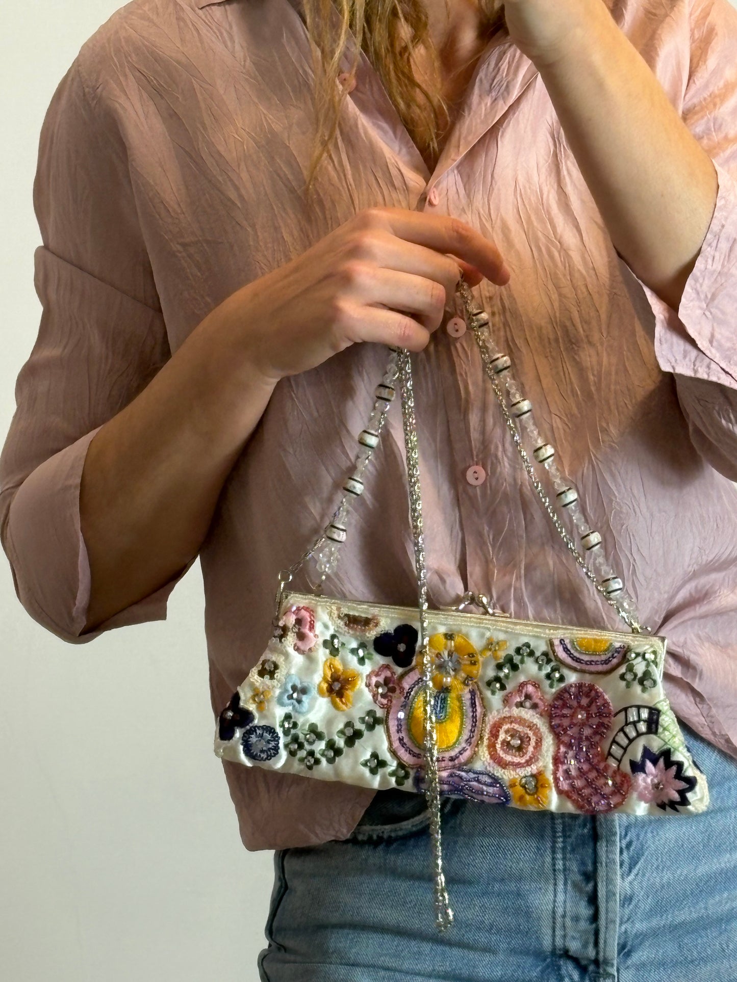 OTRAS. Bolso de mano abalorios colores