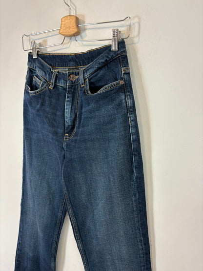 MASSIMO DUTTI. Denim ligeramente acampanado oscuro