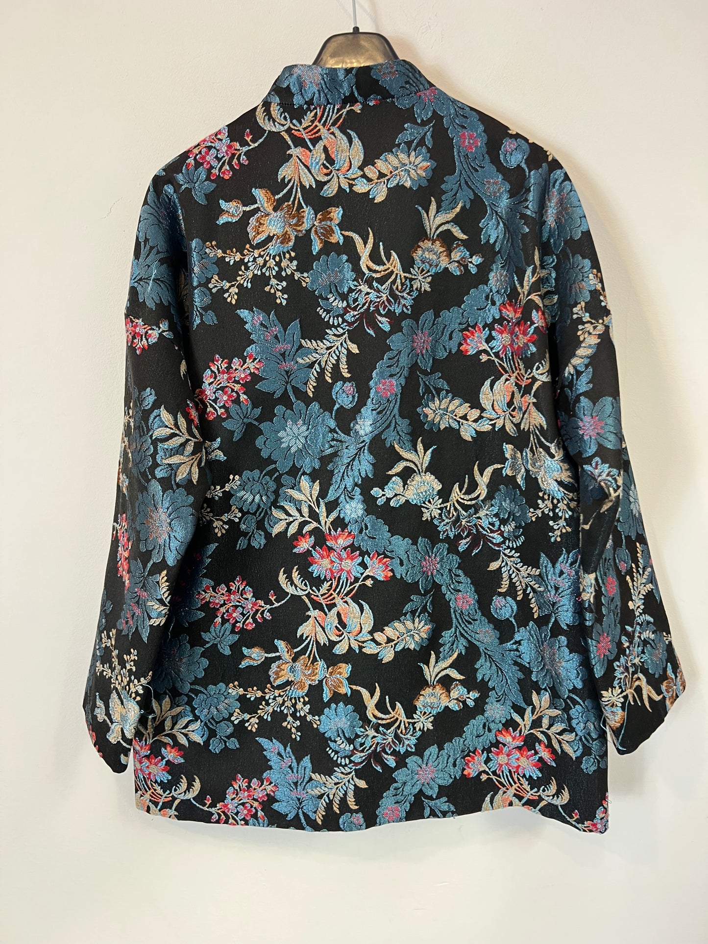 ZARA. Chaqueta negra bordados estilo asiático. T M
