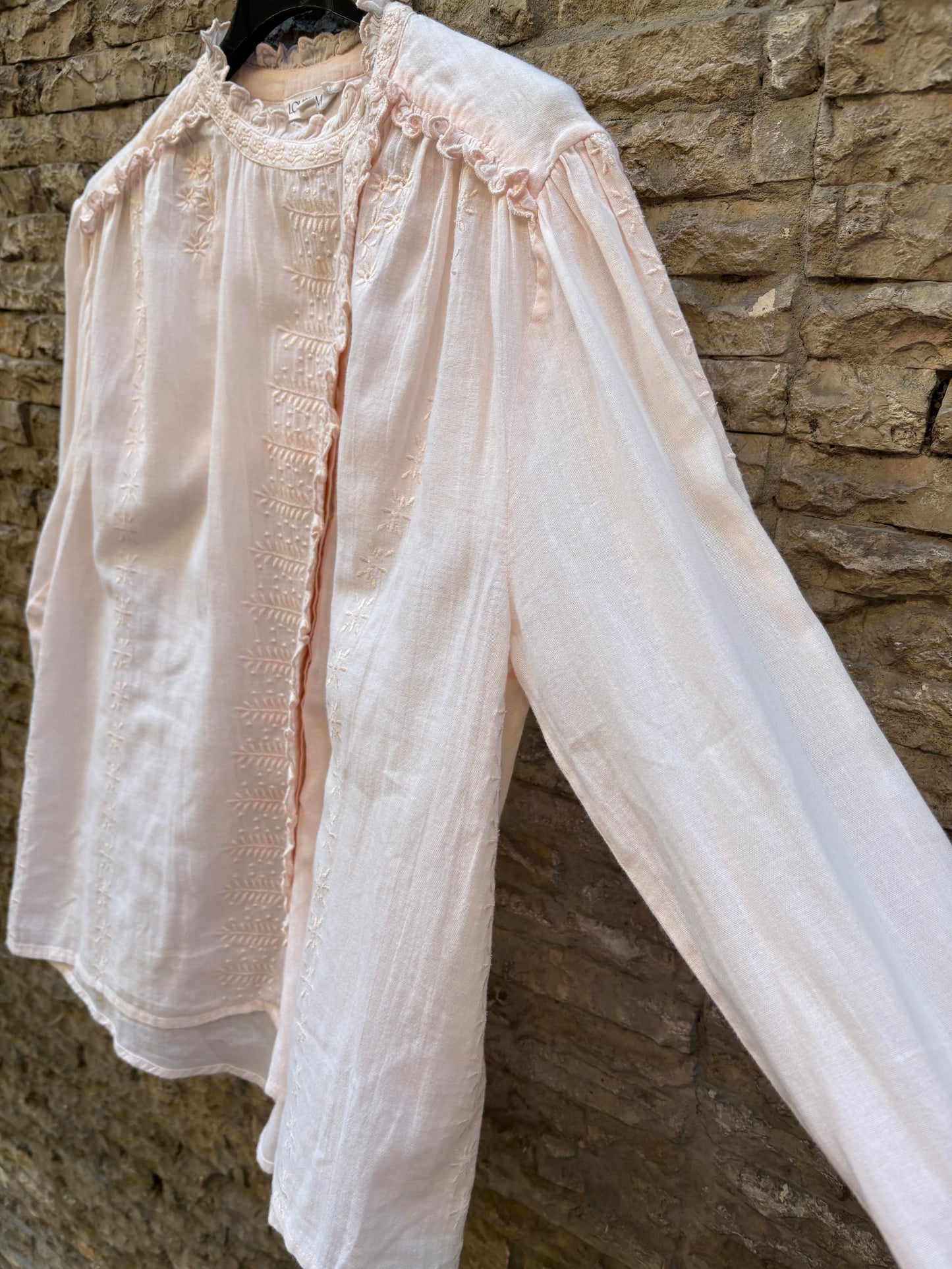 LOUISE MISHA. Blusa rosa claro bordados