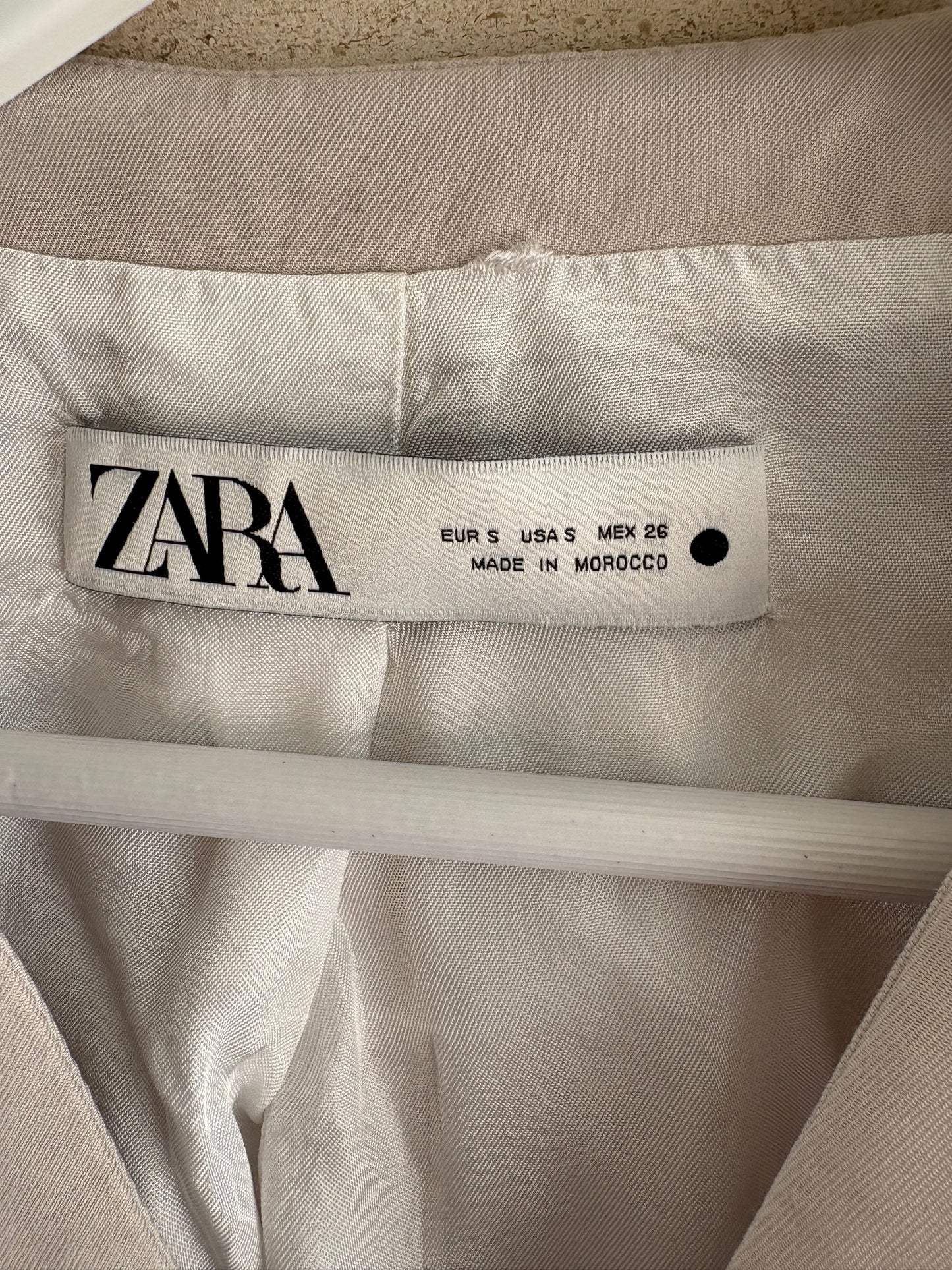 ZARA. Beige pleated vest. TS