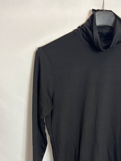 OTRAS. Top negro cuello alto. T S