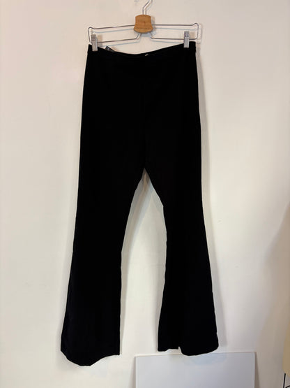 MANGO. Pantalón negro de vestir acampando