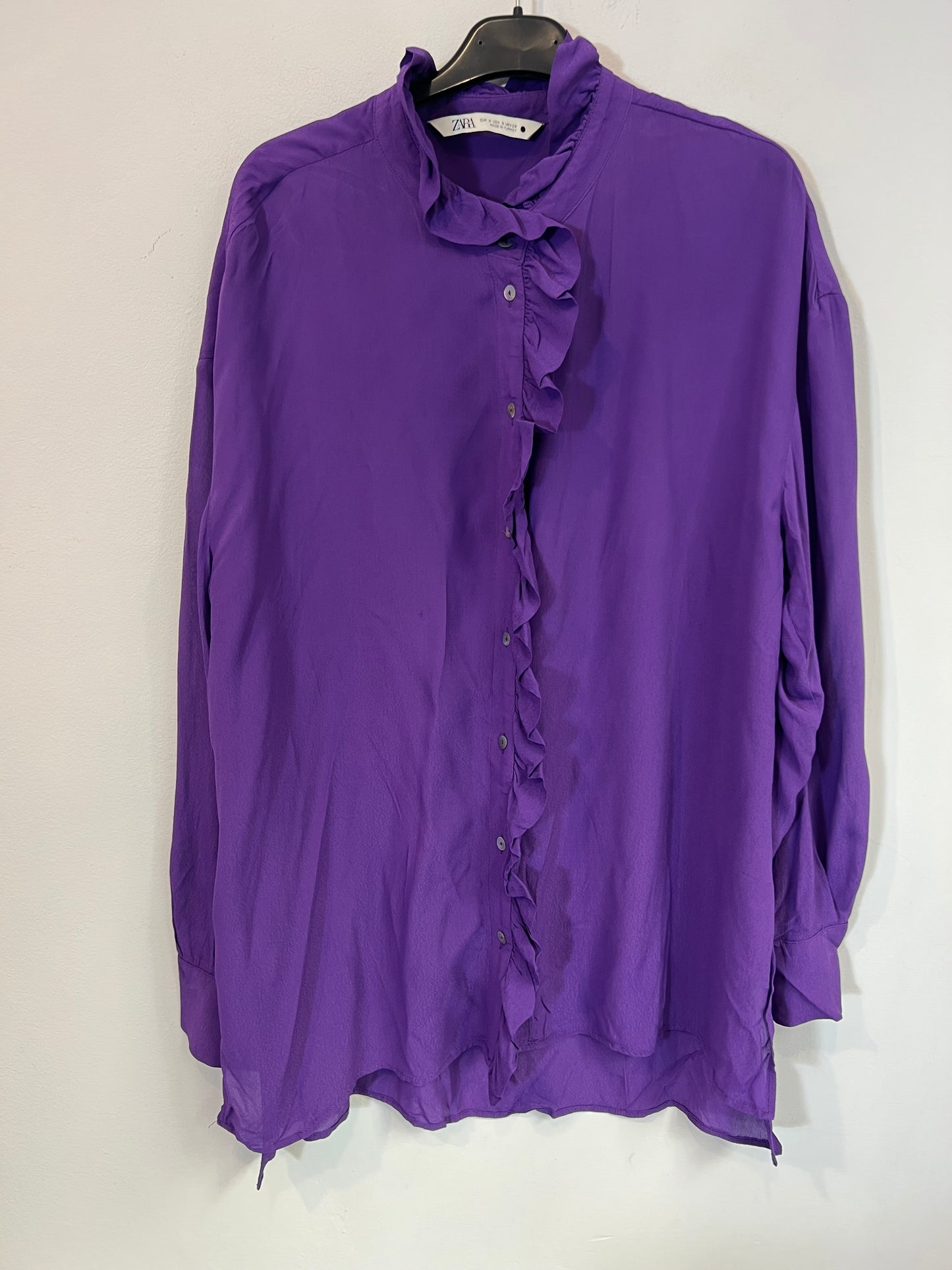 ZARA. Blusa morada fluida volante. T S (M/L)