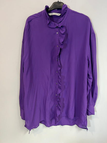 ZARA. Blusa morada fluida volante. T S (M/L)