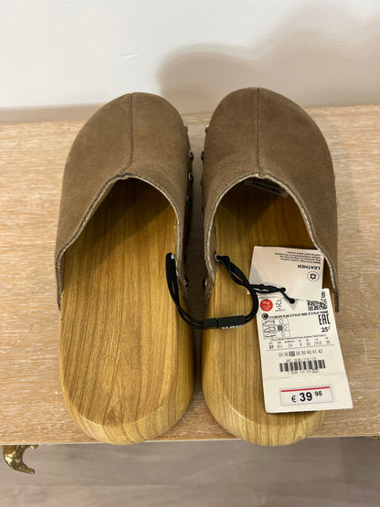 ZARA. Beige leather clogs, size 37