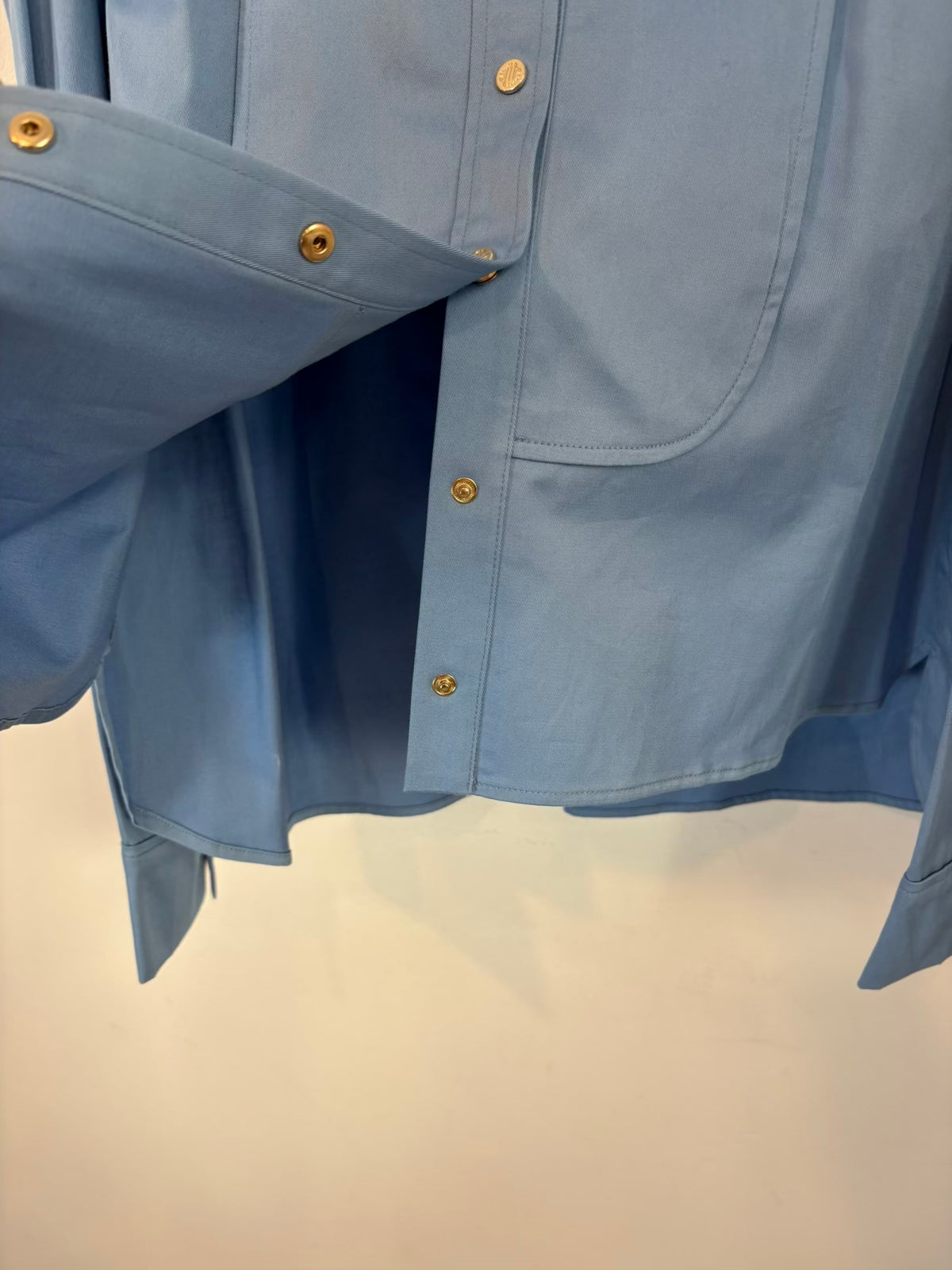 MAJE .Camisa azul claro asimétrica