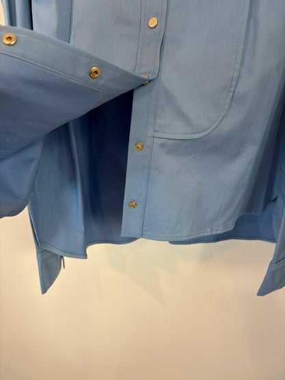 MAJE .Camisa azul claro asimétrica