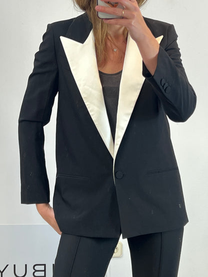 ZARA. Blazer negra solapa blanca satinada. T S