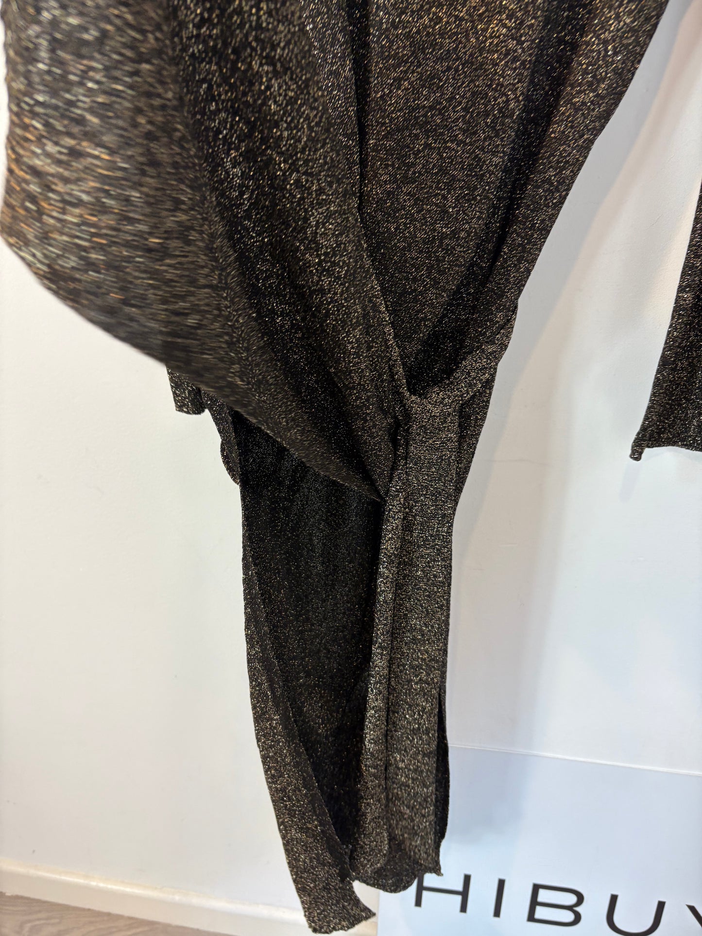 NANUSHKA. Vestido midi hilos dorados