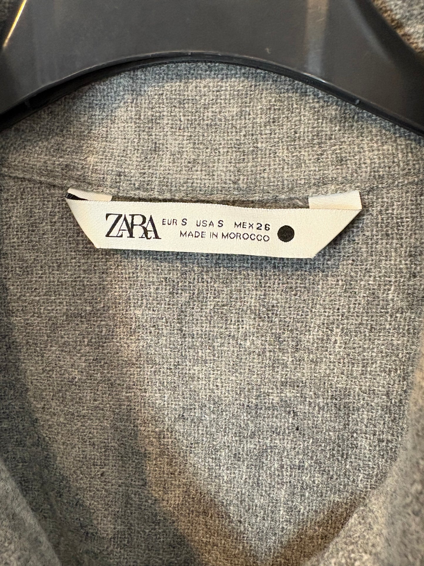 ZARA. Vestido largo cruzado gris