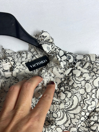 VICTORIA. Flowy blouse with neckline and collar detail. TS/M