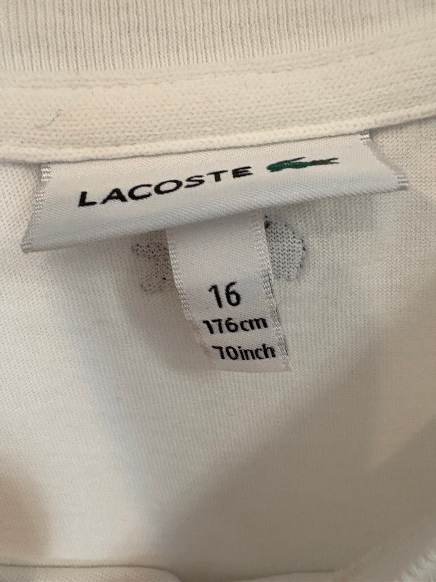 LACOSTE. Camiseta blanca logo textura.