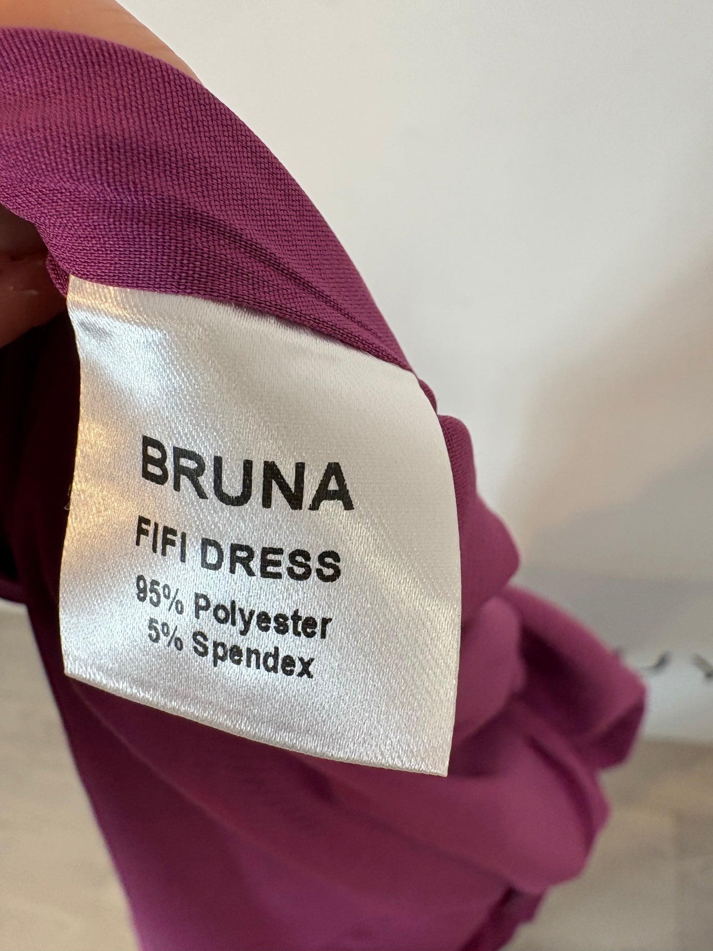 BRUNA. Vestido midi asimétrico
