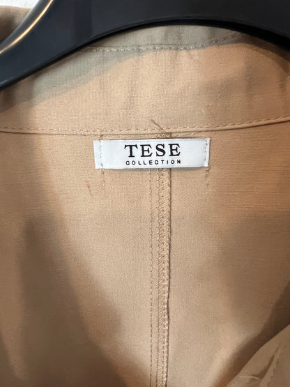 TESE COLLECTION. Chaqueta beige estilo gabardina. T M