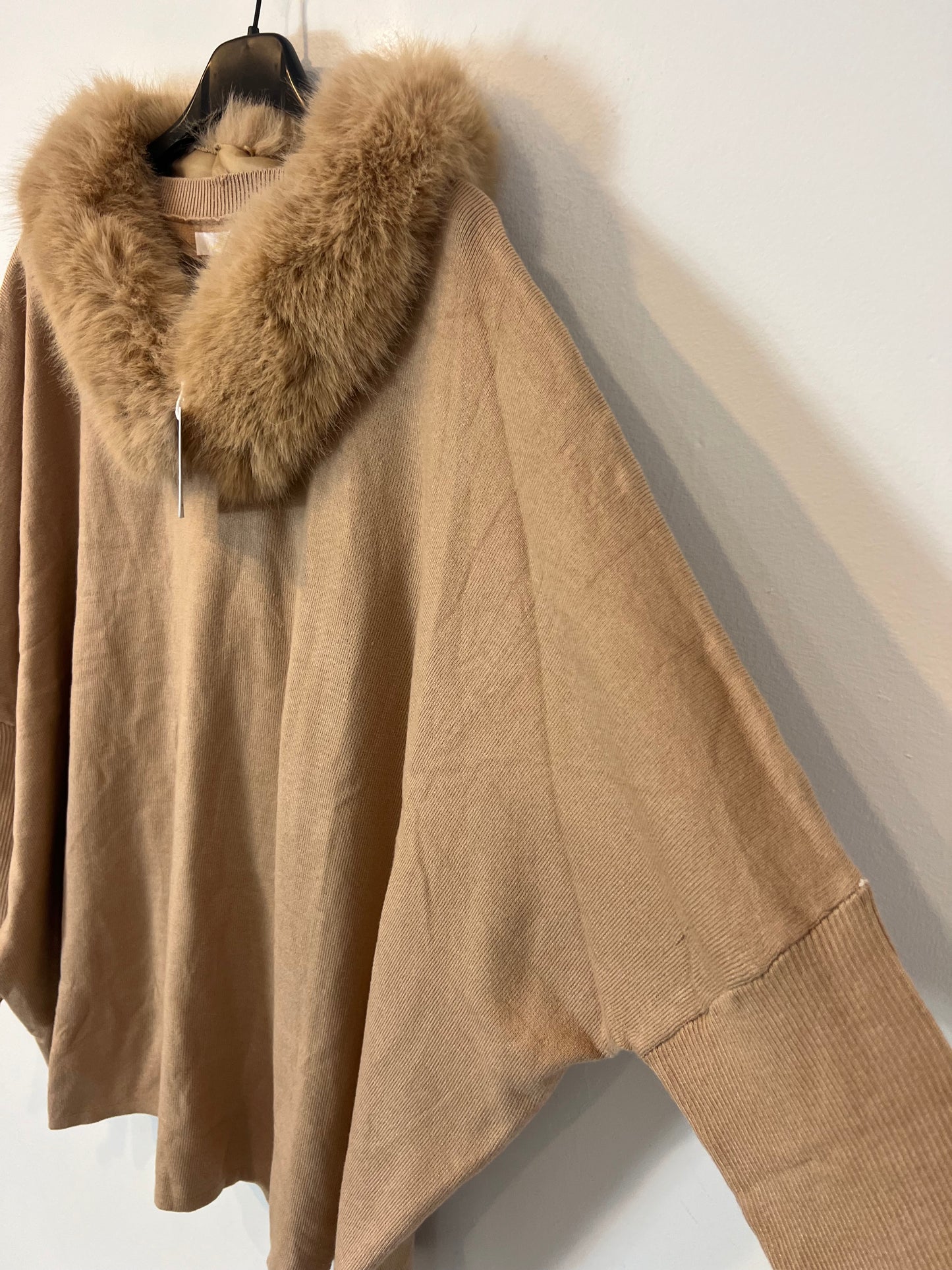 CARLOTA&CO. Jersey beige cuello pelo. T L