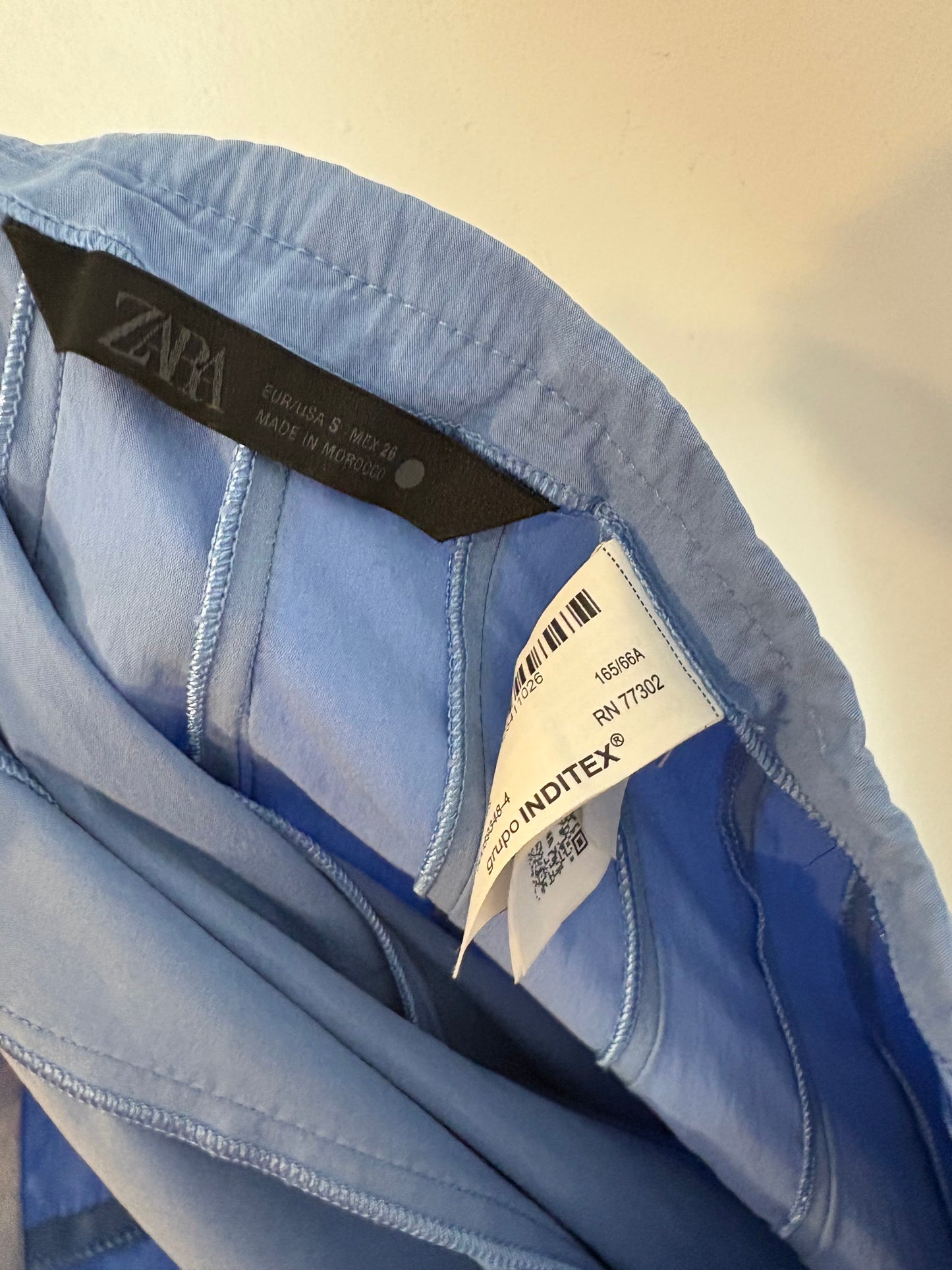 ZARA. Falda midi azul costuras