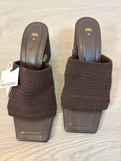 ZARA. Sandalia marrón chocolate textura. T 38