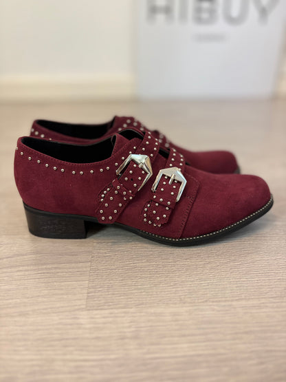 PICCOLA PIU. Zapatos burdeos tachuelas. T 40