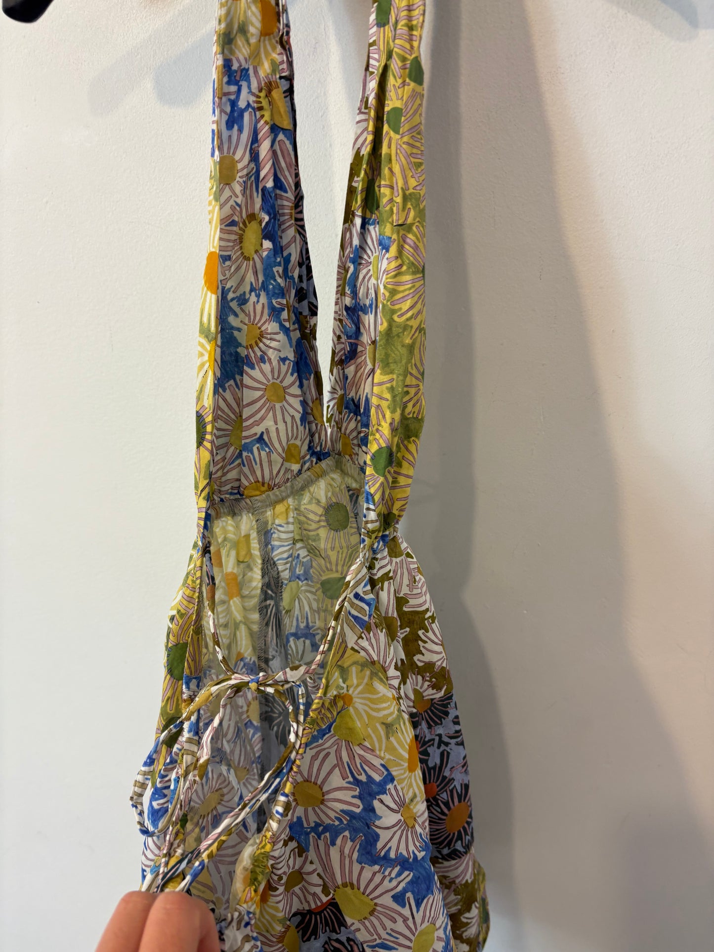 ZARA. Vestido corto estampado detalle espalda