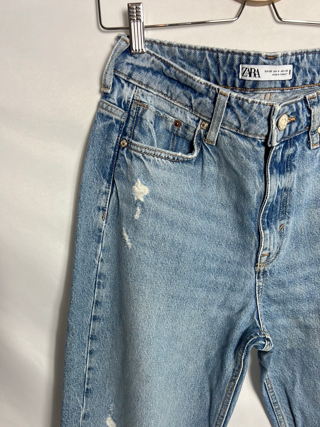 ZARA. Pantalón denim estilo boyfriend. T 36