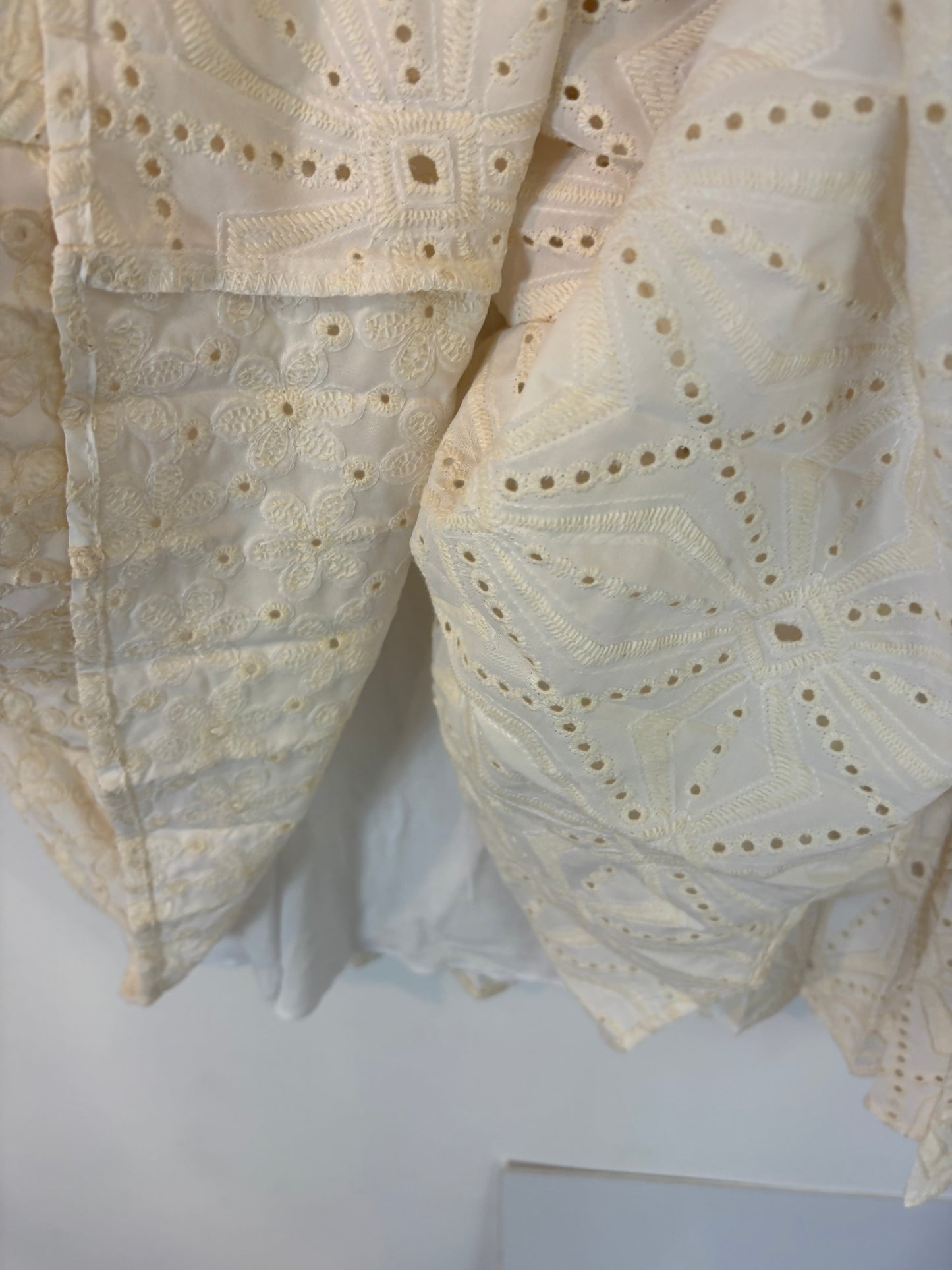 ZARA. Falda larga bordados. T M