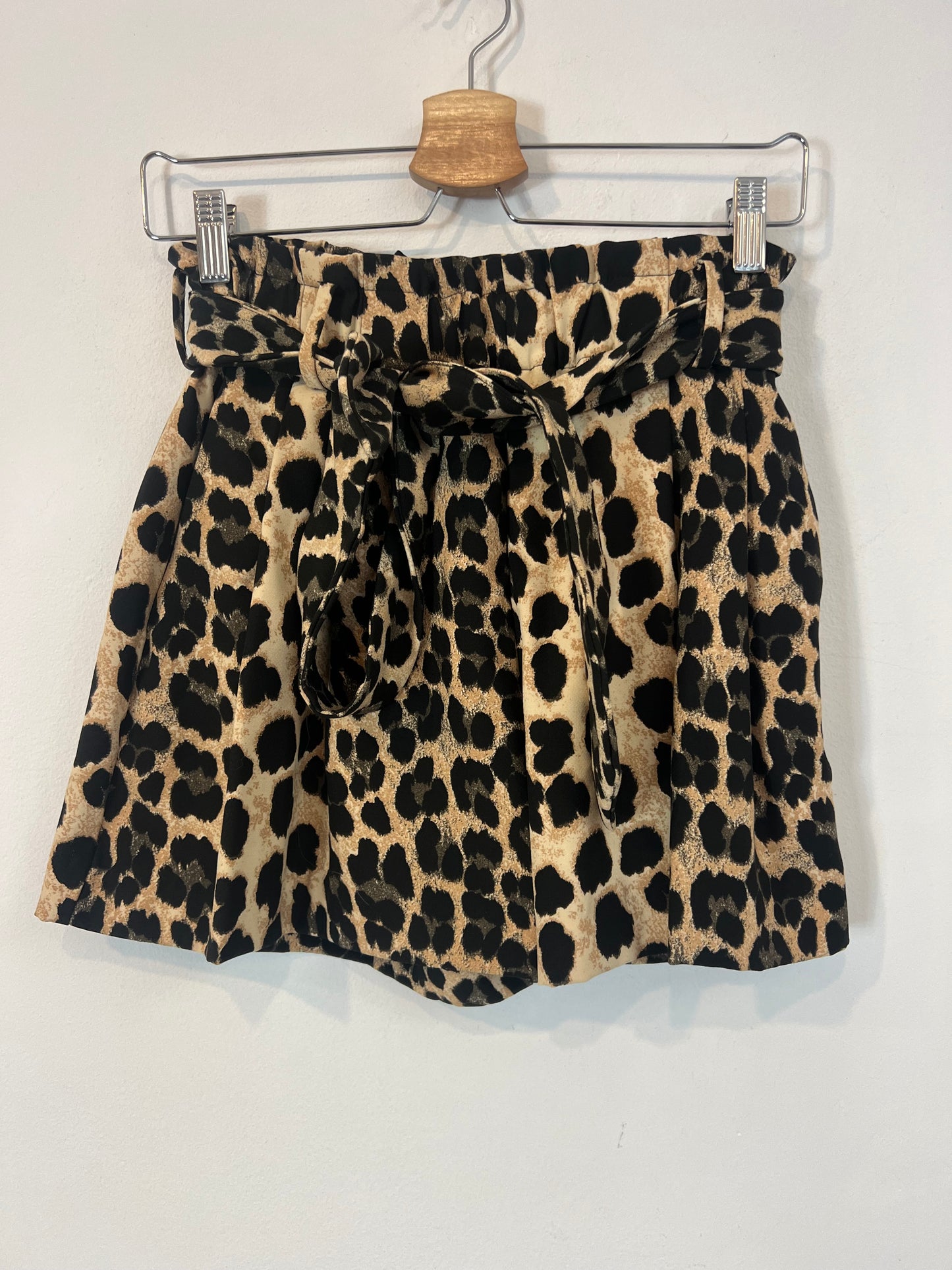 ZARA. Pantalón corto animal print. T XS