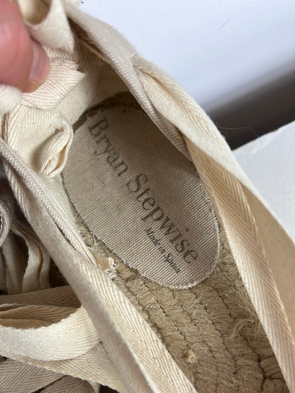 BRYAN STEPWISE . Beige espadrilles with straps S.37