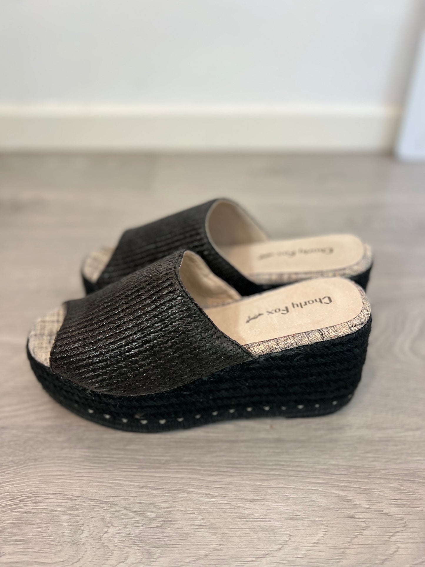 CHARLY FOX. Plataformas negras rafia T.39