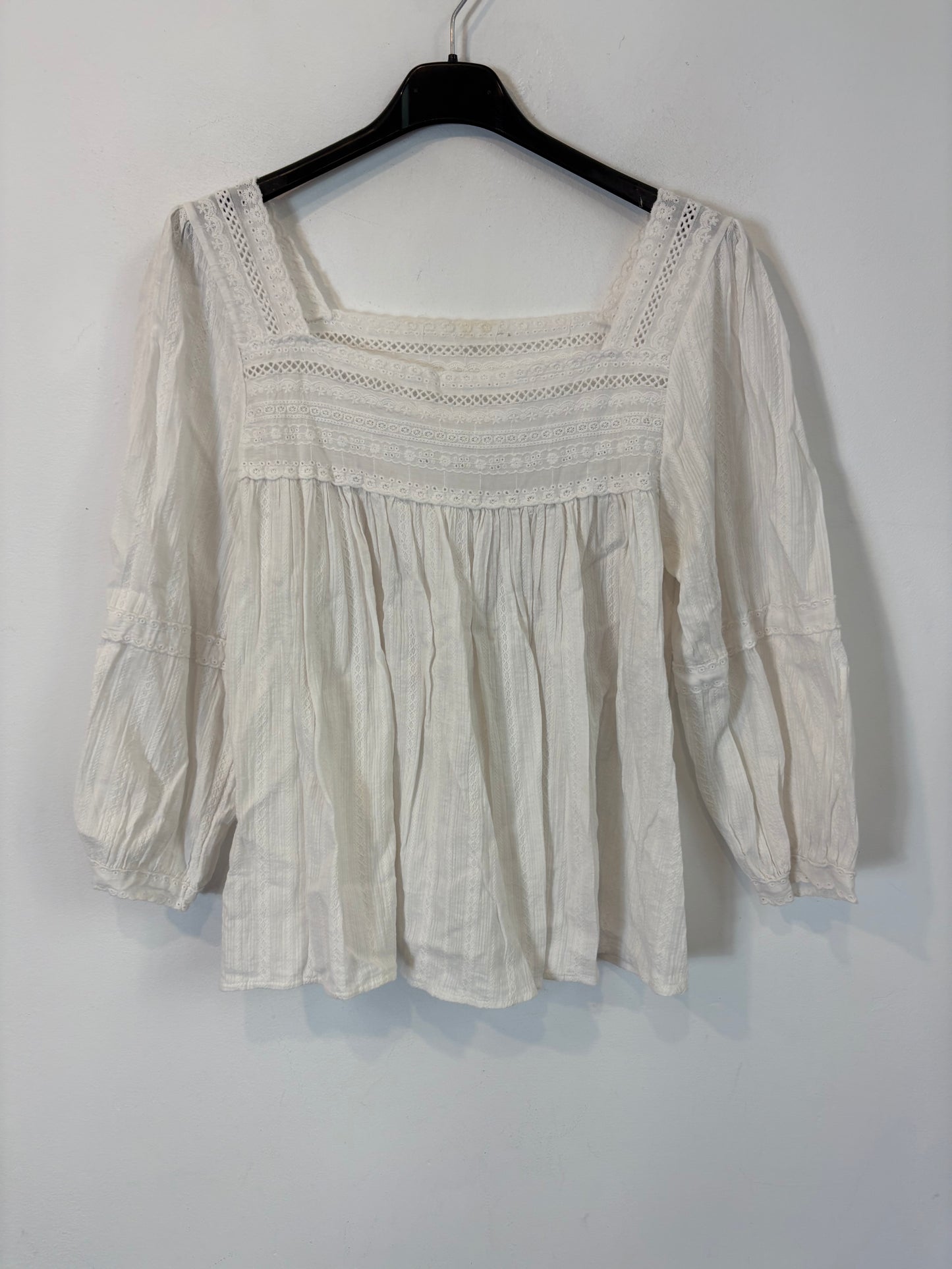OTRAS. Blusa blanca detalla escote. T S