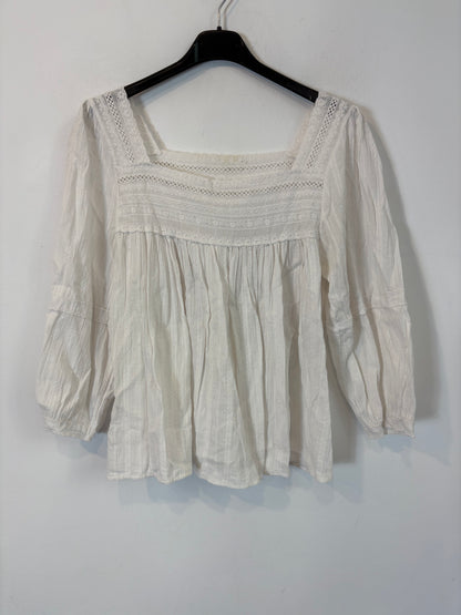 OTRAS. Blusa blanca detalla escote. T S
