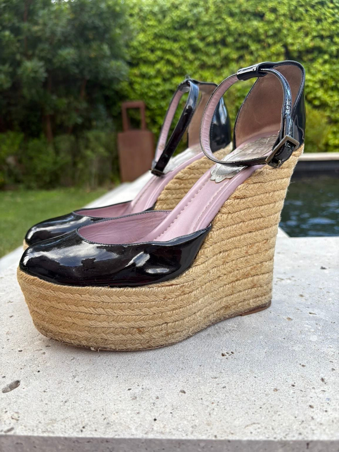 RED VALENTINO. Cuña esparto charol en negro. T 38